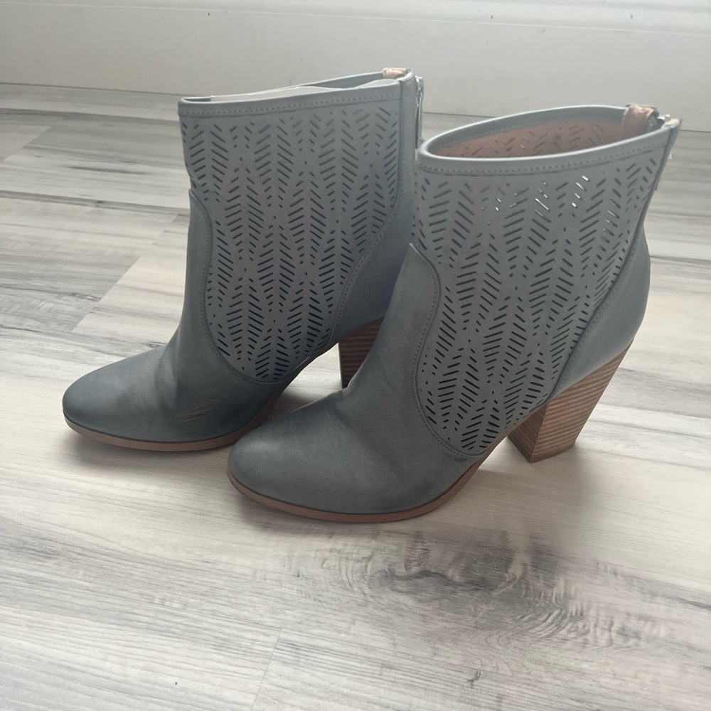 Report Leather Devaney Gray Laser Cut Stacked Heel Ankle Boots 9.5